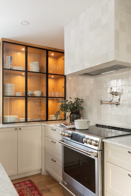 California inspired kitchen design made by Ateliers Jacob with a kitchen island, floating shelves in oak.