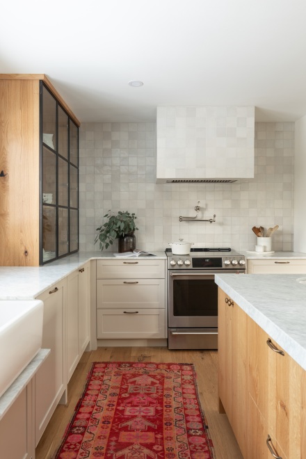 California inspired kitchen design made by Ateliers Jacob with a kitchen island, floating shelves in oak.