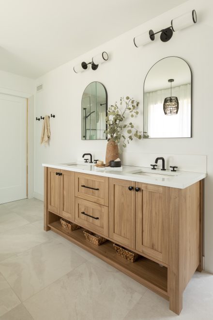Bathroom vanity in wood with arched mirror