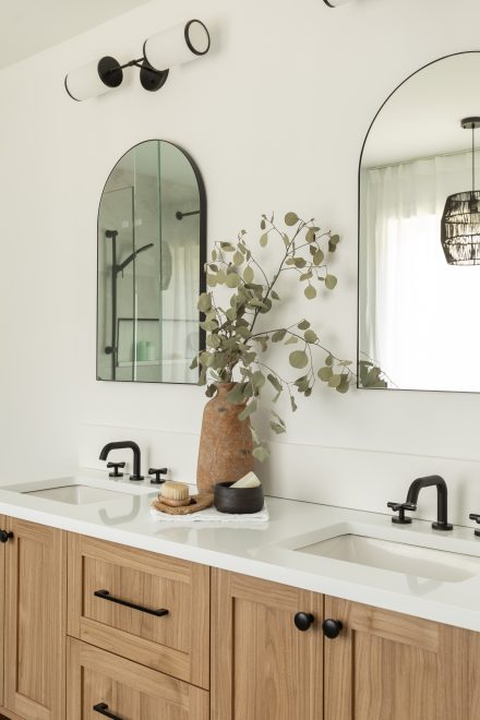 Bathroom vanity in wood with arched mirror