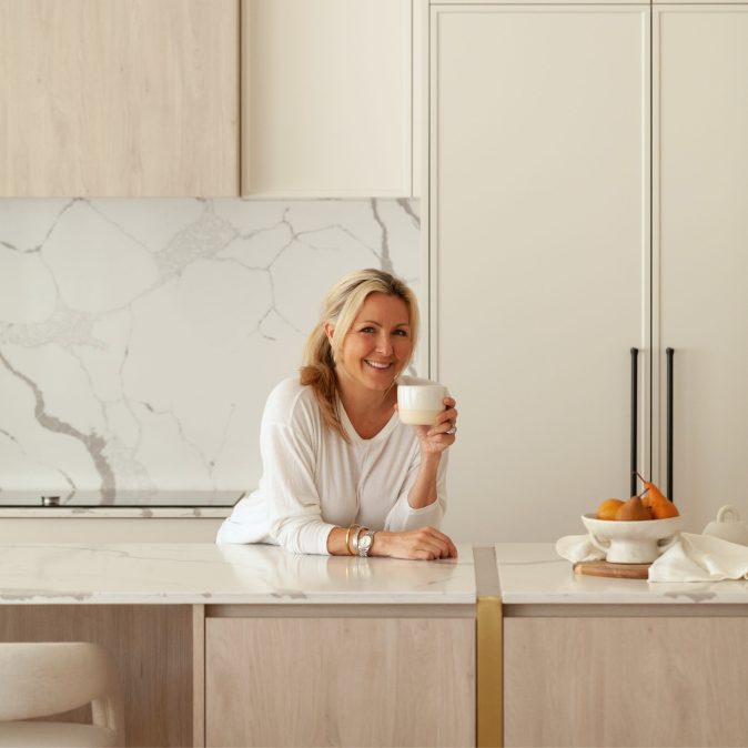 Véronique Cloutier dans sa cuisine conçue par Ateliers Jacob