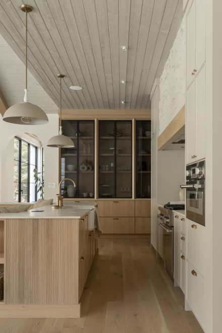 Cuisine contemporaine avec un ilot central en chêne Ateliers Jacob
