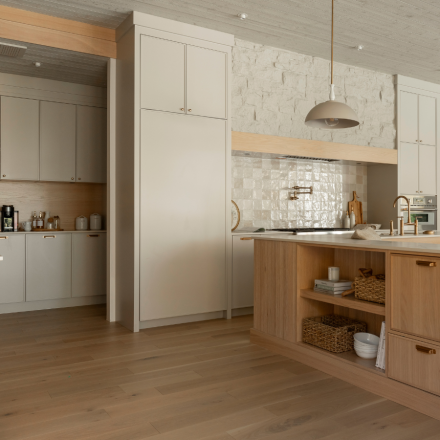 Cuisine principale ouverte sur un Butler’s pantry discret, conçu sur mesure par Ateliers Jacob, avec armoires en bois clair et surfaces épurées.