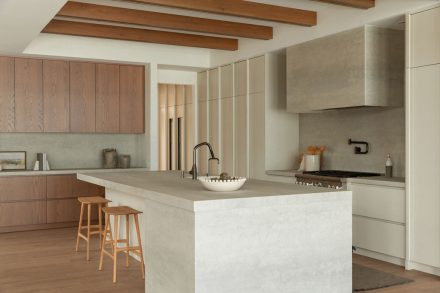 Alliant porcelaine aux textures minérales, hotte encastrée et armoires sans poignées, cette cuisine minimaliste révèle toute la sensibilité du style Japandi. Une réalisation signée Ateliers Jacob.