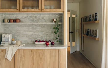 Espace barista du média La Pièce avec comptoir et dosseret en quartz et portes en chêne conçu par Ateliers Jacob