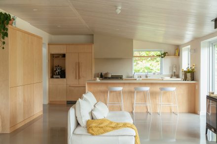 Cuisine en bois clair signée Ateliers Jacob, aménagée avec simplicité et pensée pour durer.