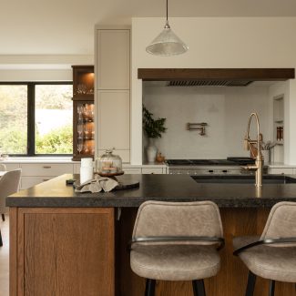Cuisine sur mesure signée Ateliers Jacob, avec îlot central en bois, matériaux nobles et aménagement pensé pour la vie quotidienne.