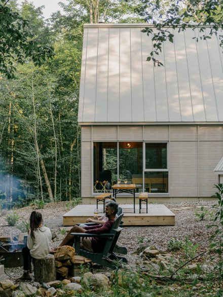Conçus par APPAREIL architecture, l'extérieur du chalet Habitat en Lanaudière