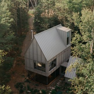 Le Haut-Fond, un chalet signé BESIDE Habitat, s’élève au cœur de la forêt de Lanaudière.