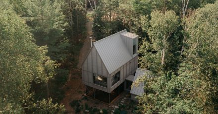 Le Haut-Fond, un chalet signé BESIDE Habitat, s’élève au cœur de la forêt de Lanaudière.