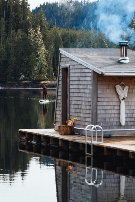 Entre brume et sapins, Nimmo Bay invite à un dialogue intime avec la nature. Ici, le silence du matin et la légèreté de l’eau deviennent un rituel de présence.