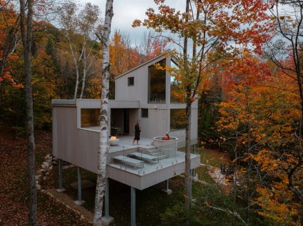 La Cime – Sainte-Béatrix, Québec, ce micro-chalet suspendu à la hauteur des arbres