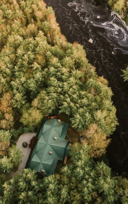 Vue aérienne du Trout Point Lodge, refuge écologique cinq étoiles au cœur de la Tobeatic Wilderness en Nouvelle-Écosse.