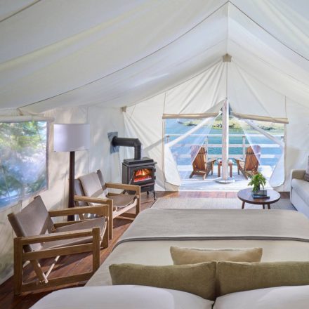 Dans les tentes pavillonnaires du Clayoquot Wilderness Lodge, la forêt s’invite à travers chaque ouverture. Bois, lumière et douceur composent une expérience de glamping raffinée, entre confort et nature.
