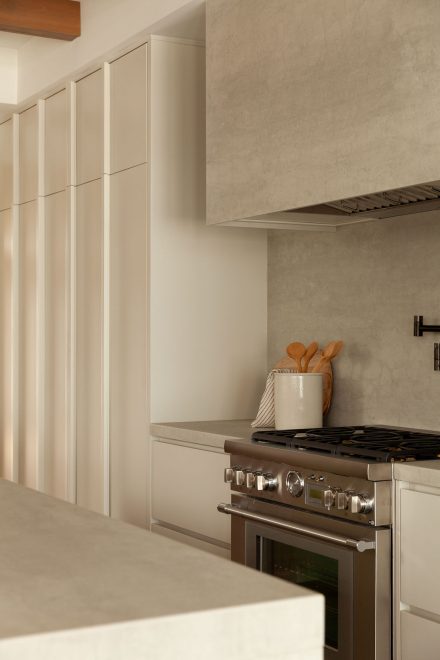 Hotte intégrée recouverte de surface minérale dans la cuisine Farand.