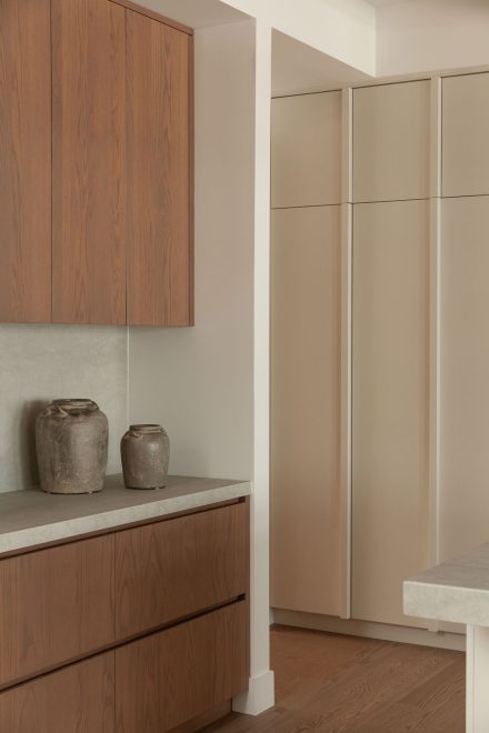 Armoires en chêne de la collection Ateliers Jacob et surface en Laminam dans la cuisine Farand, illustrant l’harmonie des matières et la continuité du design.