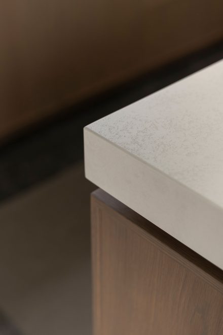 Cuisine sur mesure en chêne et pierre Dekton Pietra Kode, fini mat, conçue par Ateliers Jacob, mettant en valeur l’accord des matières sous la lumière naturelle.