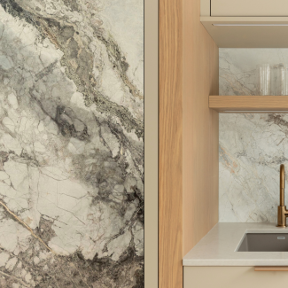 Détail de marbre naturel aux veinures organiques intégré à une cuisine sur mesure conçue par Ateliers Jacob