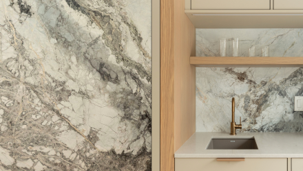 Détail de marbre naturel aux veinures organiques intégré à une cuisine sur mesure conçue par Ateliers Jacob