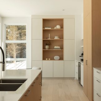 cuisine Ateliers Jacob de chêne clair avec un comptoir en quartz