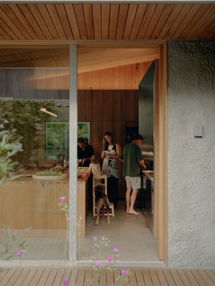 La cuisine s’ouvre généreusement sur le jardin, effaçant les frontières entre intérieur et extérieur grâce à une matérialité chaleureuse et tactile qui prolonge naturellement le paysage. Projet: Harvest House de Cera Stribley | Photo: Tom Ross