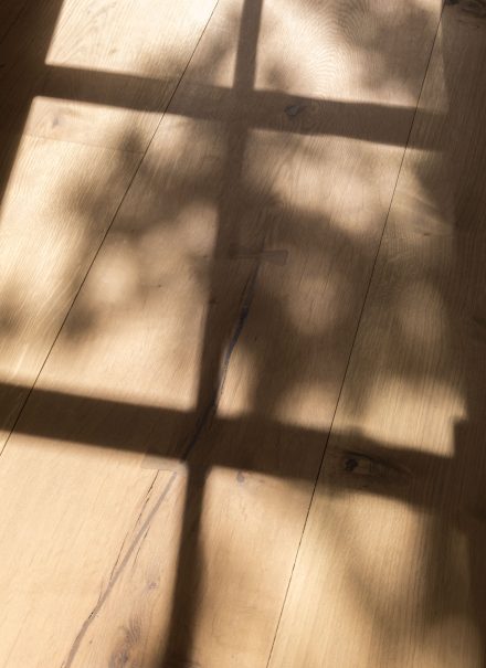 La lumière du jour glisse sur le plancher en chêne et révèle une palette douce, Projet: Strandgården de Norm Architects | Photo: Jonas Bjerre-Poulsen, Karl Tranberg Knudsen, Sandie Lykke Nolsøe