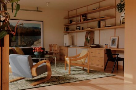 Bureau intégré au meuble de séjour