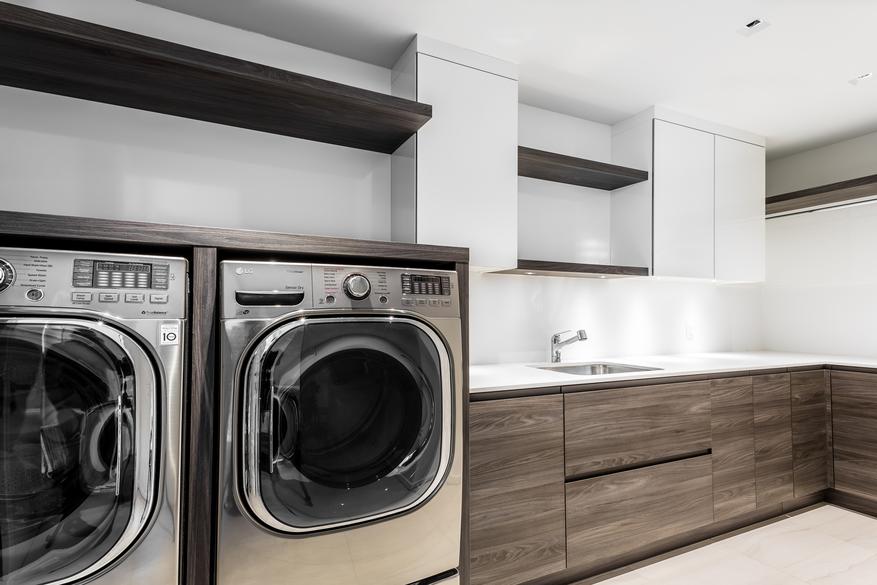 Salle de lavage moderne en bois.