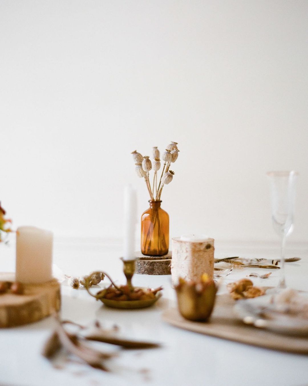 Table à manger décorée avec des fleurs séchées