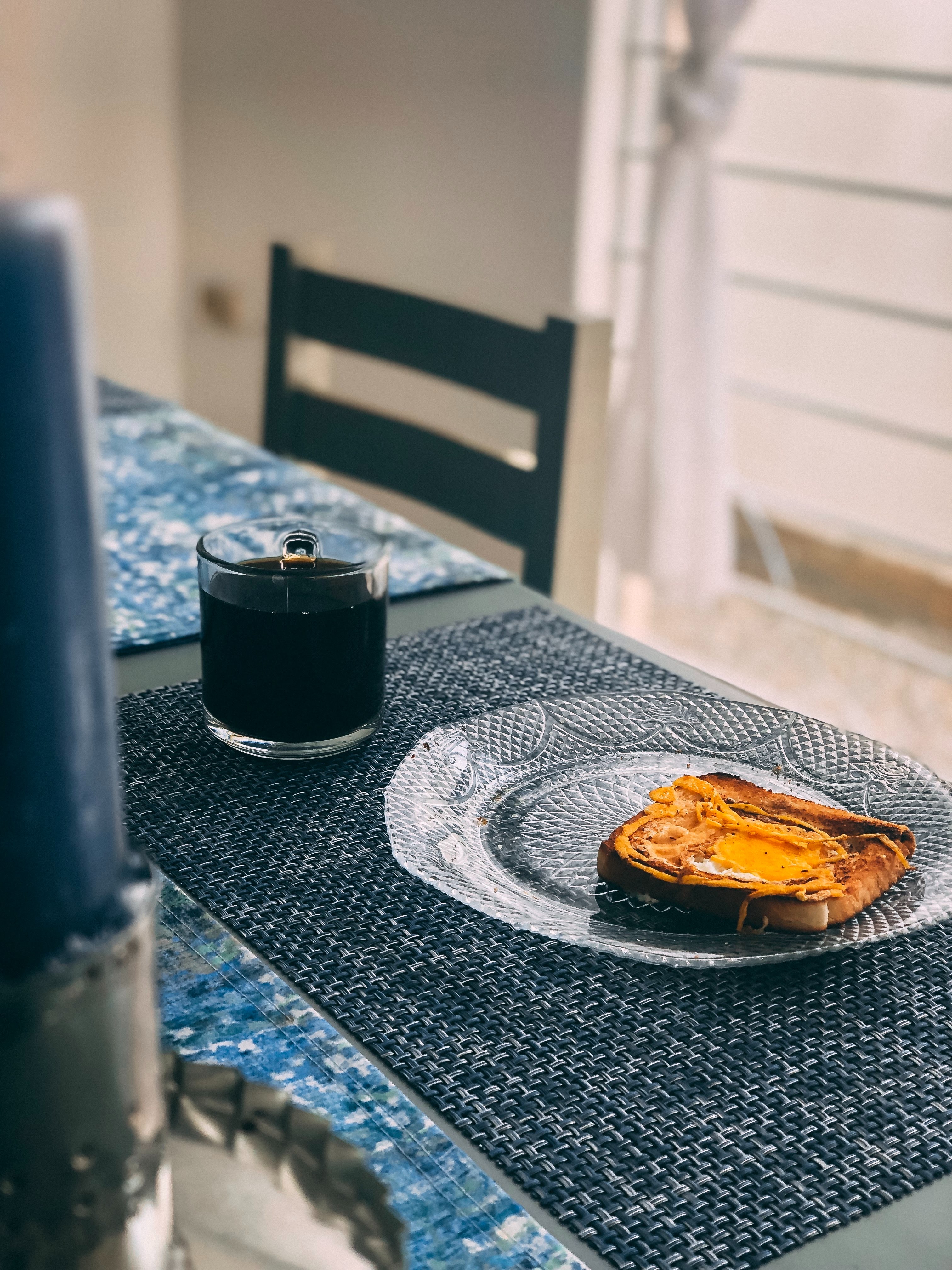 Napperons bleus disposés sur une table de cuisine.